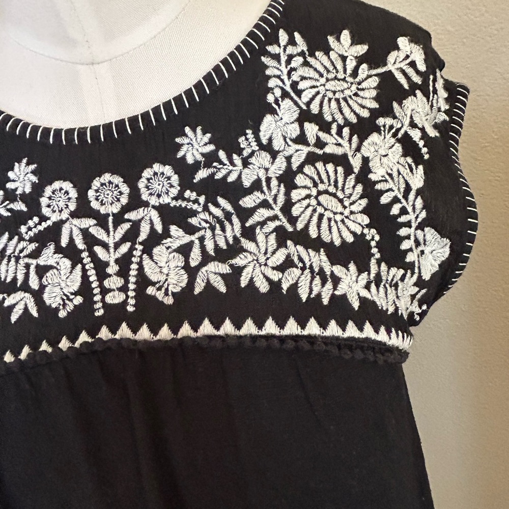Hollister black floral embroidered short sleeve top size S